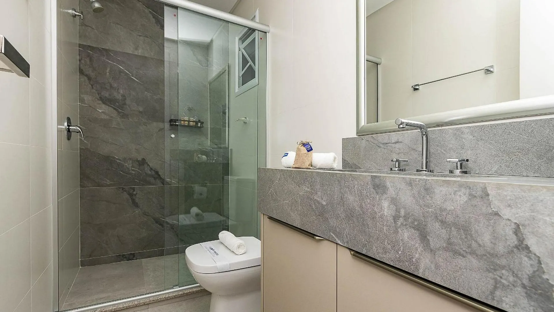 Porto Madero 105 - Apartamento Moderno Em Condominio Com Piscina E Academia No Rooftop No Centro De Bombinhas. Brazylia